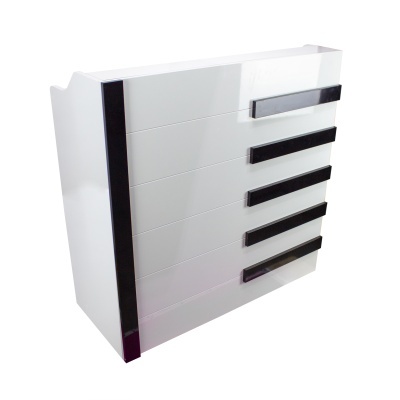 Cômoda branca com cinco gavetas e puxadores pretos