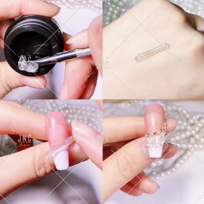 Processo de aplicação de unha postiça com acrílico transparente e decoração com pedras e corrente dourada