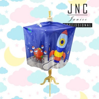 Capa de cabeleireiro azul com design de foguetão e extraterrenos num manequim