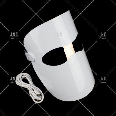 Máscara facial de plástico branco com abertura ocular e cabo