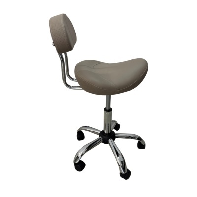 Cadeira de escritório cinza com encosto redondo, base metálica e rodas