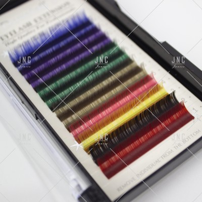 Estojo de extensões de pestanas coloridas em diferentes tons organizadas em fileiras