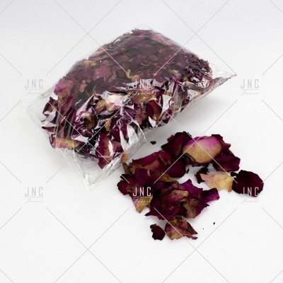 Saco transparente com pétalas secas de rosa vermelha