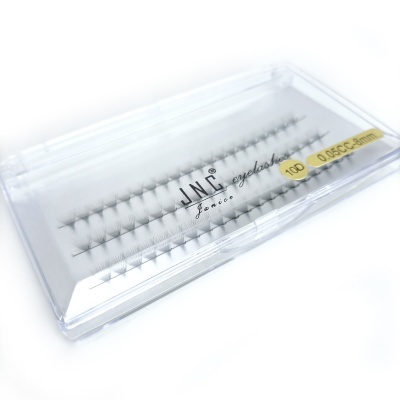 Estojo claro com pestanas artificiais em tufos e etiquetas com especificações