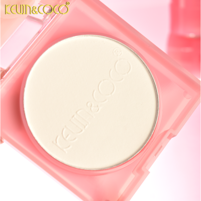 Pó compacto branco em estojo rosa translúcido com a marca KEVIN&COCO