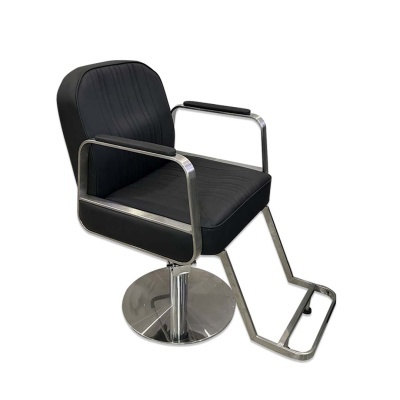 Cadeira de barbeiro preta com estruturas metálicas cromadas e apoio de pés.