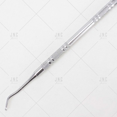 Instrumento dentário metálico prateado com textura e ponta fina curvada