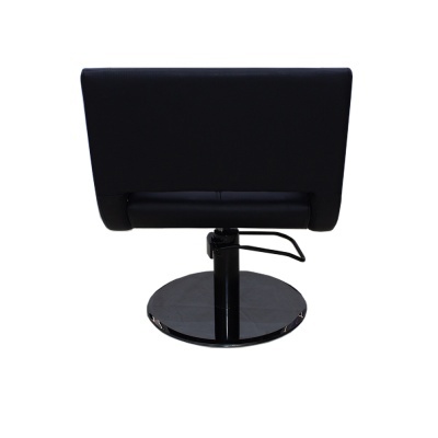 Cadeira de corte preta com base circular cromada e estrutura ajustável