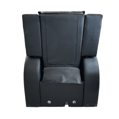 Cadeira preta de couro sintético com apoios laterais e botões metálicos
