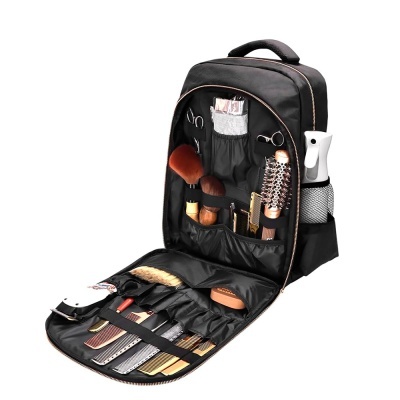 Mochila preta aberta com organizador de ferramentas de cabeleireiro