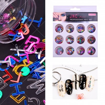 Produtos de decoração de unhas com letras coloridas e unhas decoradas