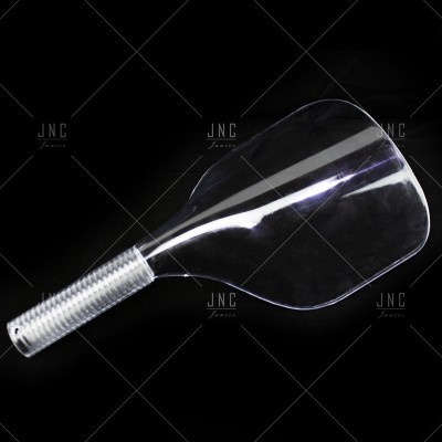 Pá de plástico transparente com cabo prateado texturizado em fundo preto