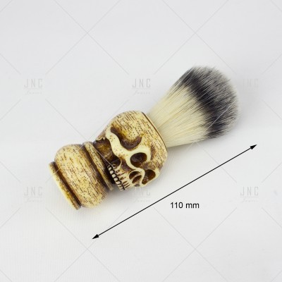 Pincel de barbear com cabo em formato de crânio cor de osso e cerdas sintéticas