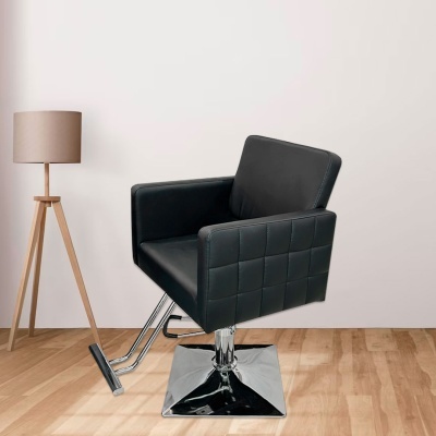 Cadeira de salão preta com base cromada e luminária de pé de madeira