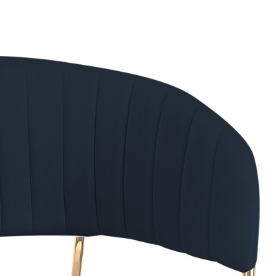apoio de costas de cadeira azul escuro com costuras verticais e metal dourado