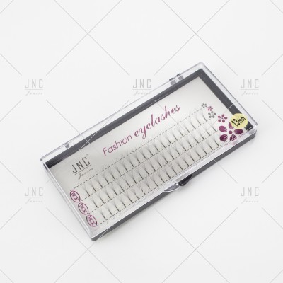 Caixa transparente de pestanas artificiais brancas JNC Fashion com texto e detalhes florais roxos