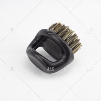 Escova para alisar cabelo com cabo preto e cerdas firmes cinza e bege