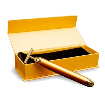 Caneta dourada com estojo amarelo aberto