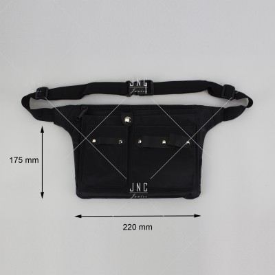 Bolsa pochete preta com fecho e duas abas com botões