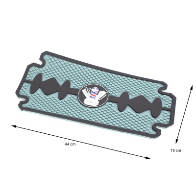 Tapete anti-derrapante azul e preto em forma de lâmina de barbear com logotipo central.