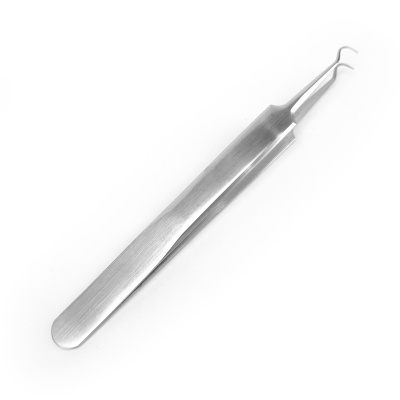 Pinça de metal com pontas curvadas em fundo branco