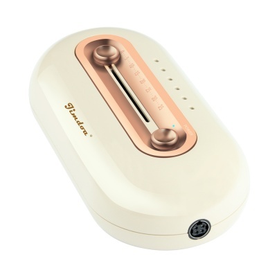 Aparelho deslizante creme com botões dourados e mostrador numérico