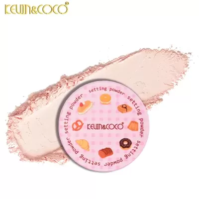 Pó compacto cor bege claro com embalagem rosa decorada com doces e texto KEVIN&COCO