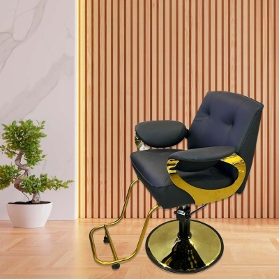 Cadeira de salão preta com estrutura dourada em frente a parede de painéis de madeira