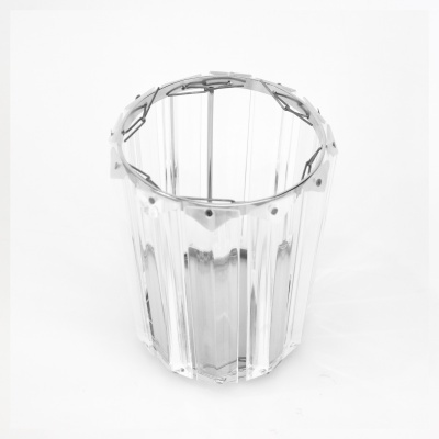 Copo transparente facetado sobre fundo branco