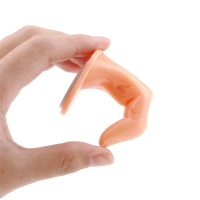 Dedo falso de silicone cor pele segurado por mão humana