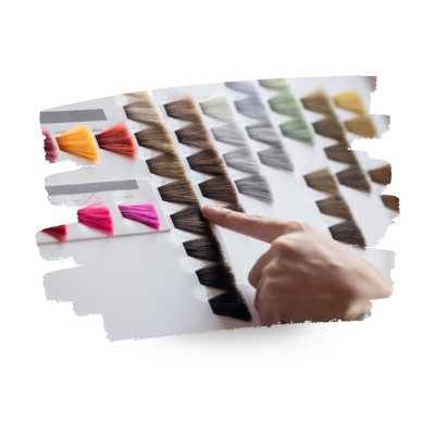 Cartela de cores de cabelo sintético com mão a apontar para amostra castanha