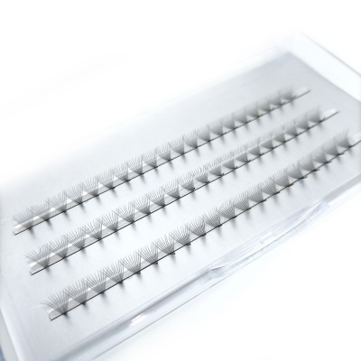 Conjunto de pestanas postiça em tufos num estojo plástico