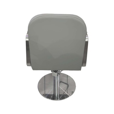 Cadeira de barbearia cinza claro com estrutura metálica