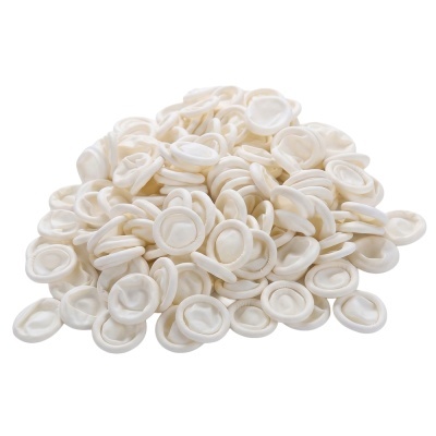 Protetores de dedos de látex brancos empilhados