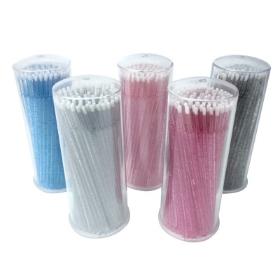 Recipientes transparentes com bastonetes de algodão de várias cores