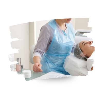 Profissional de saúde estética a aplicar tratamento facial a cliente deitada