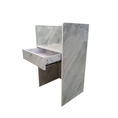 Secretária pequena cinzenta com gaveta aberta