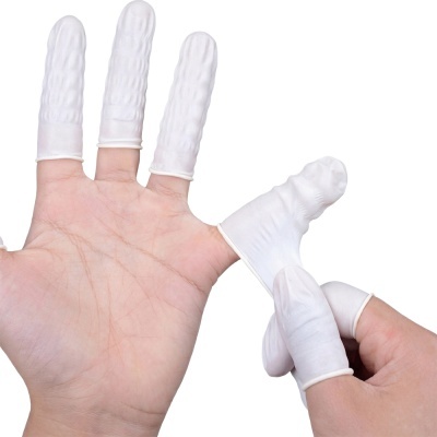 Dedais brancos texturizados em dedos de mãos sobre fundo branco