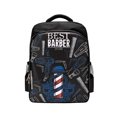 Mochila preta com estampa de instrumentos de barbearia e texto BEST BARBER ESTO 2008