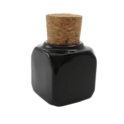 Frasco de vidro preto com tampa de cortiça