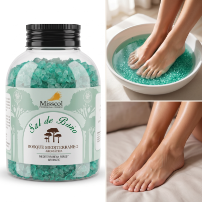 Frasco de sal de banho aromático verde e pés femininos em bacia com água e sal.