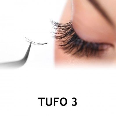 Pessoa com olhos fechados e aplicação de pestanas postiças pretas com pinça e texto 'TUFO 3'