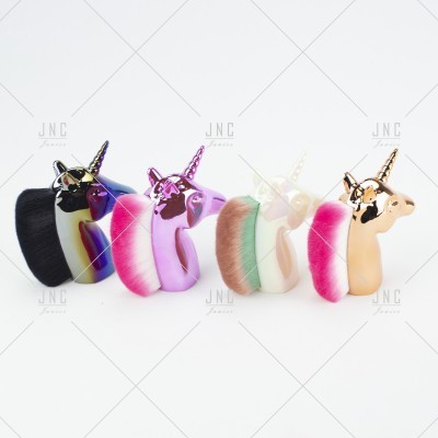 Pincéis de maquilhagem em forma de unicórnio coloridos com cerdas e corpo metalizado