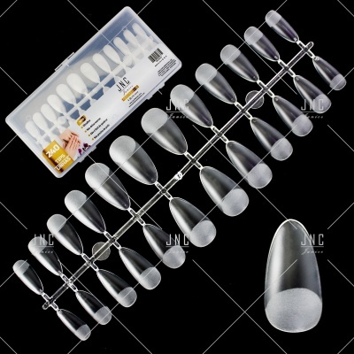 Unhas postiças transparentes em caixa plástica e grelhas sobre fundo preto