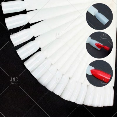 Conjunto de amostras de unhas artificiais brancas em leque com aplicação de verniz vermelho