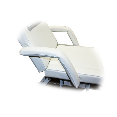 Cadeira reclinável branca com braços almofadados e estrutura metálica