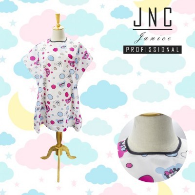 Capa de corte para cabeleireiro com padrão colorido em manequim