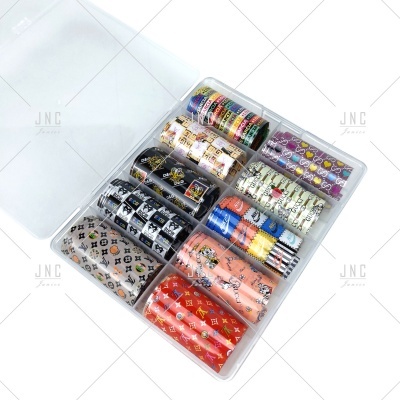 Caixa transparente com 12 rolos de fita adesiva decorativa colorida e com padrões variados