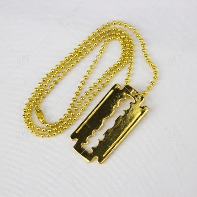 Colar dourado com pendente em forma de lâmina de barbear