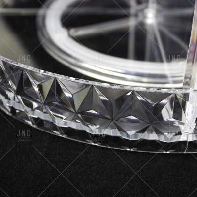 Base em vidro facetado de recipiente transparente